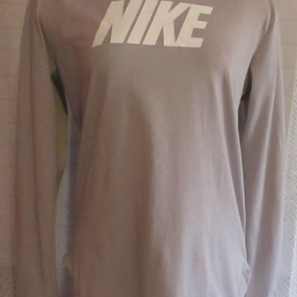 Nike Women Athletic Logo Long Sleeve Shirt… - Picture 3 of 6